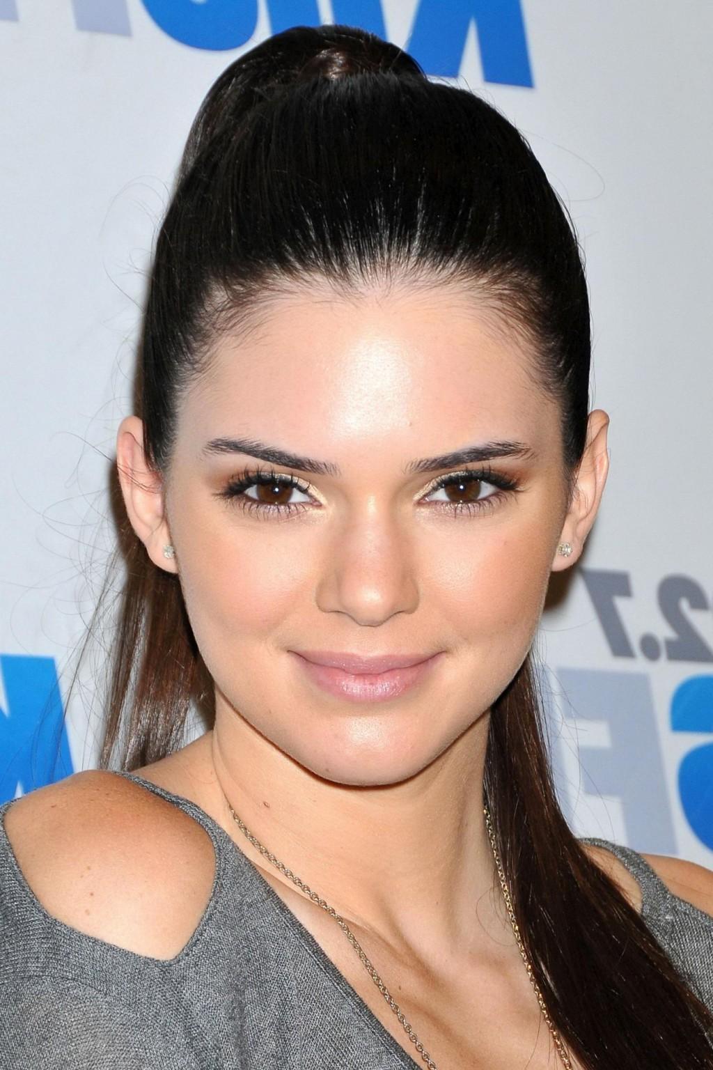 10P Kendall Jenner leggy wearing a leather mini skirt at KIIS FMs Jingle Ball 2012 i