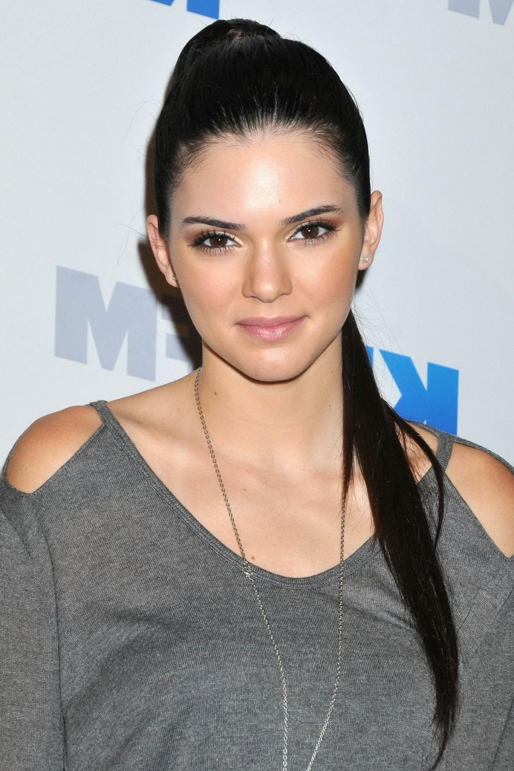 10P Kendall Jenner leggy wearing a leather mini skirt at KIIS FMs Jingle Ball 2012 i