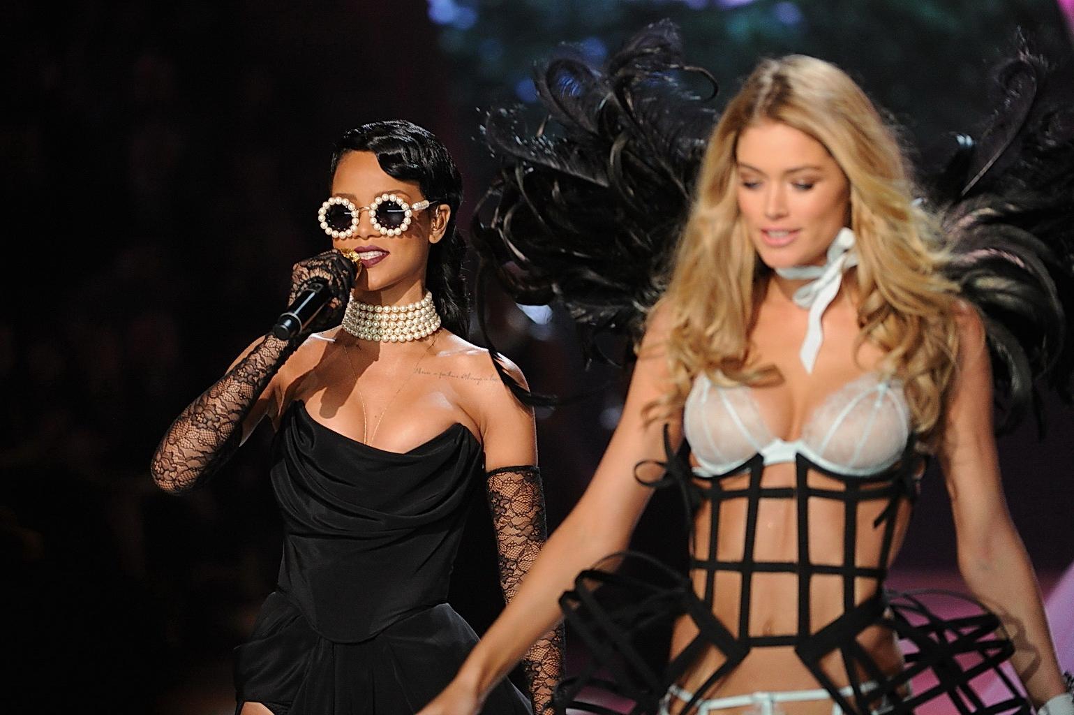 10P Doutzen Kroes wearing two see-through lingerie sets at 2012 Victoria's Secret fa