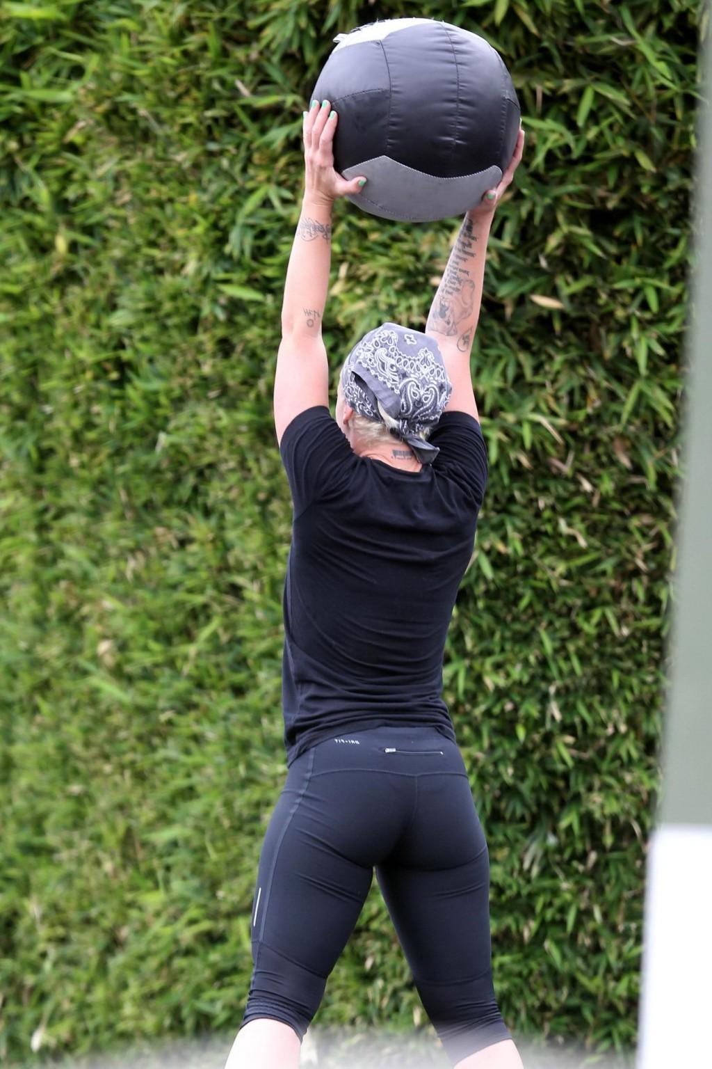 10P Pink shows off her ass in tights while working out in Malibu