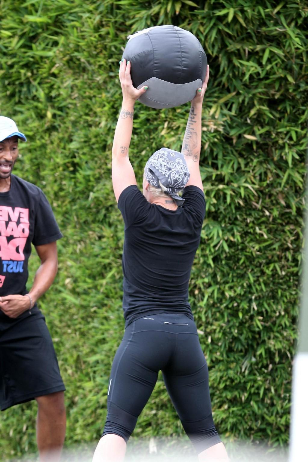 10P Pink shows off her ass in tights while working out in Malibu