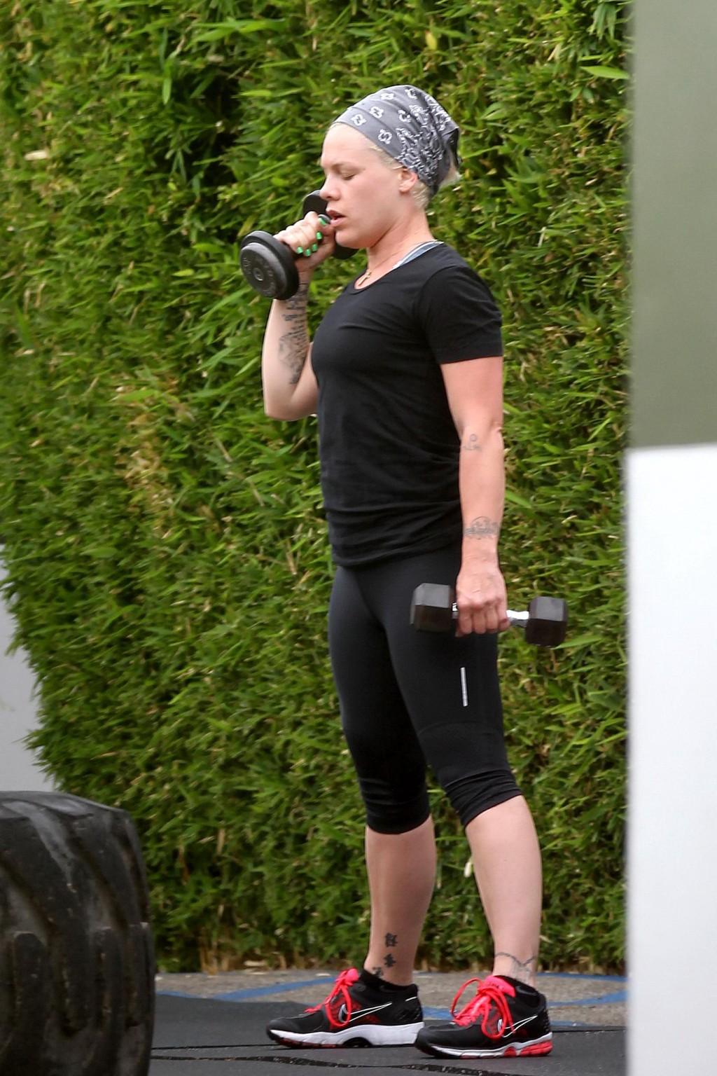 10P Pink shows off her ass in tights while working out in Malibu