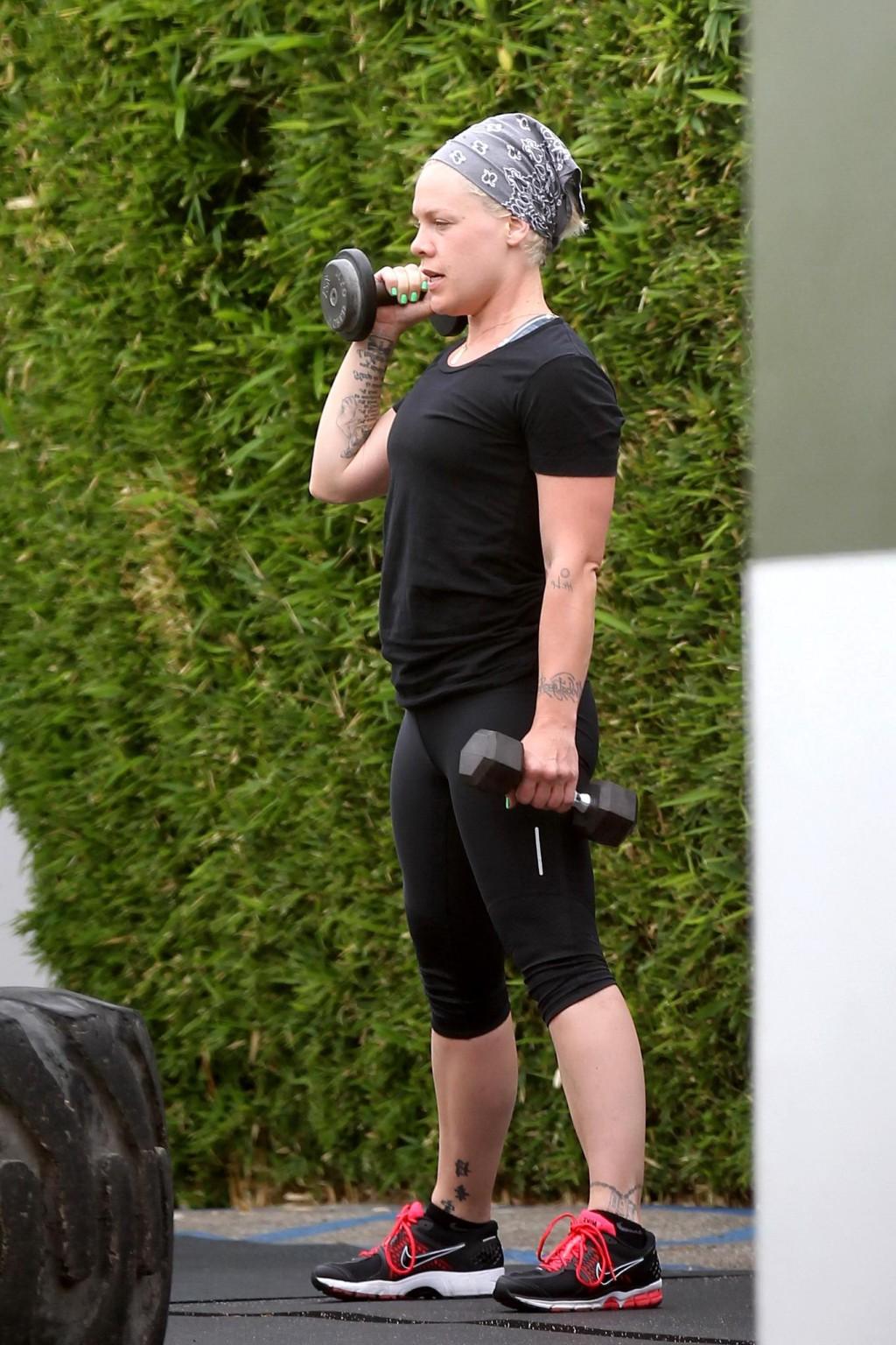 10P Pink shows off her ass in tights while working out in Malibu