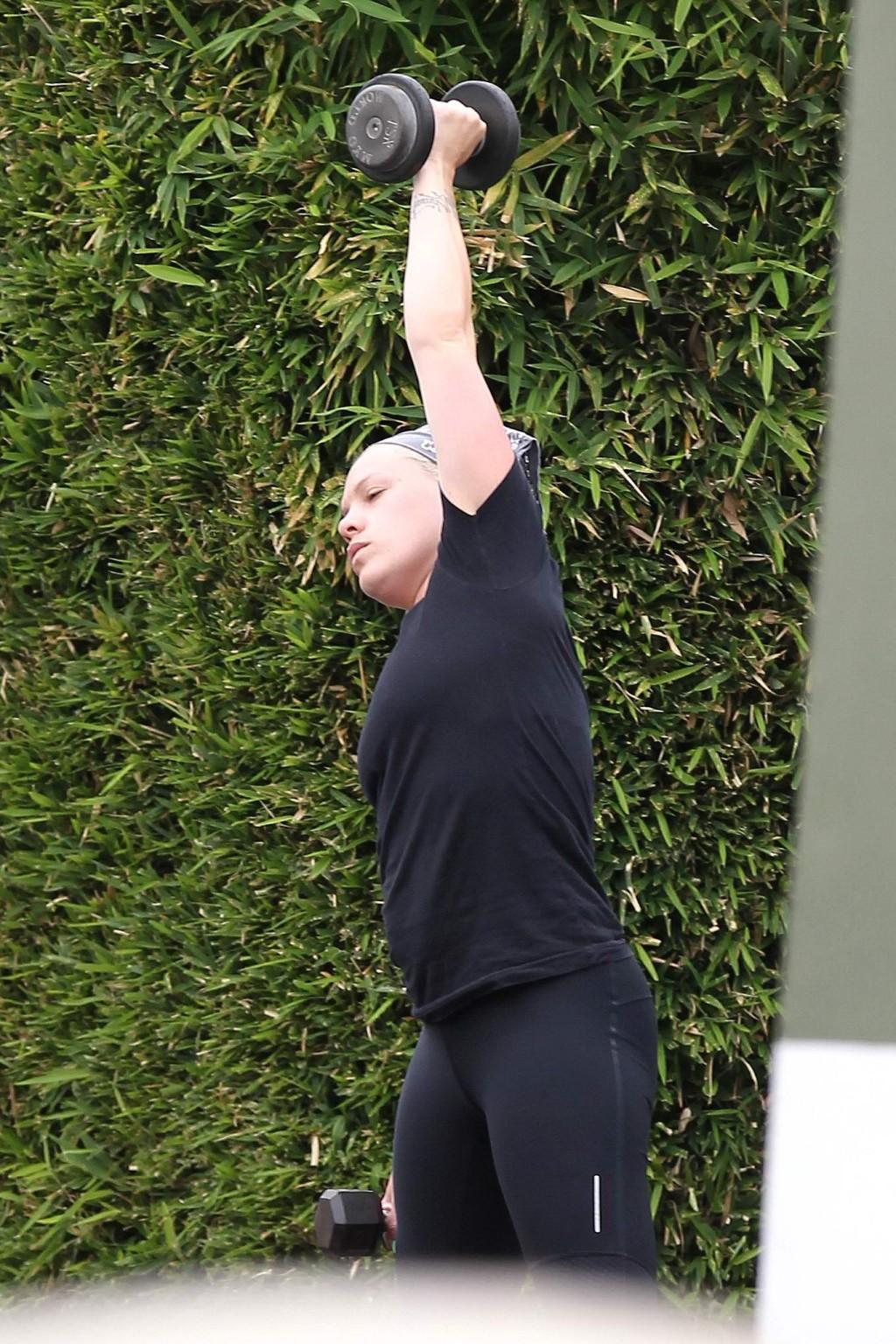 10P Pink shows off her ass in tights while working out in Malibu