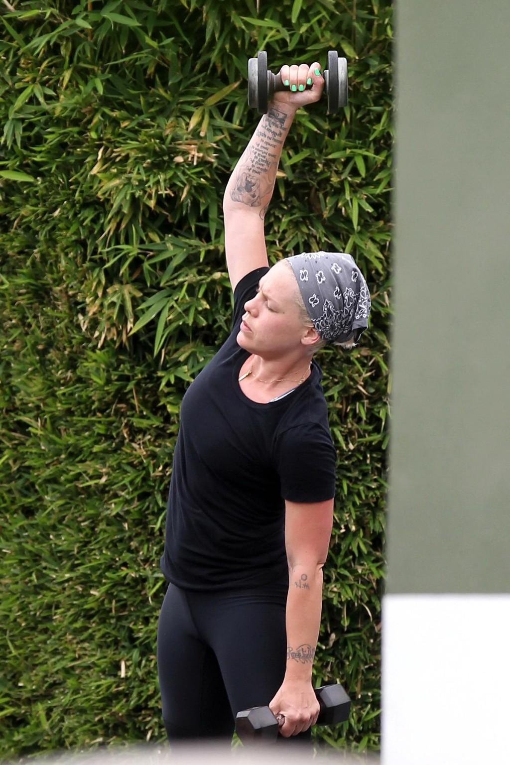 10P Pink shows off her ass in tights while working out in Malibu
