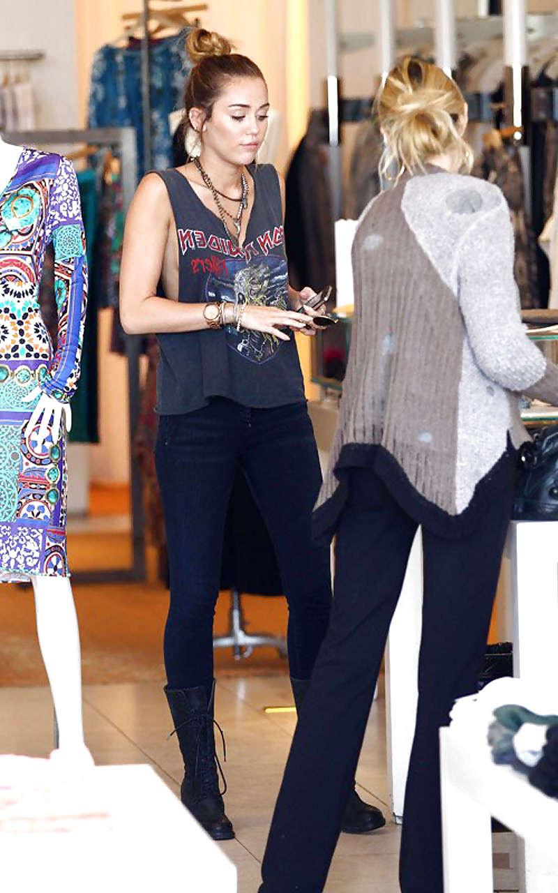 10P Miley Cyrus flash pussy and side boob paparazzi pictures