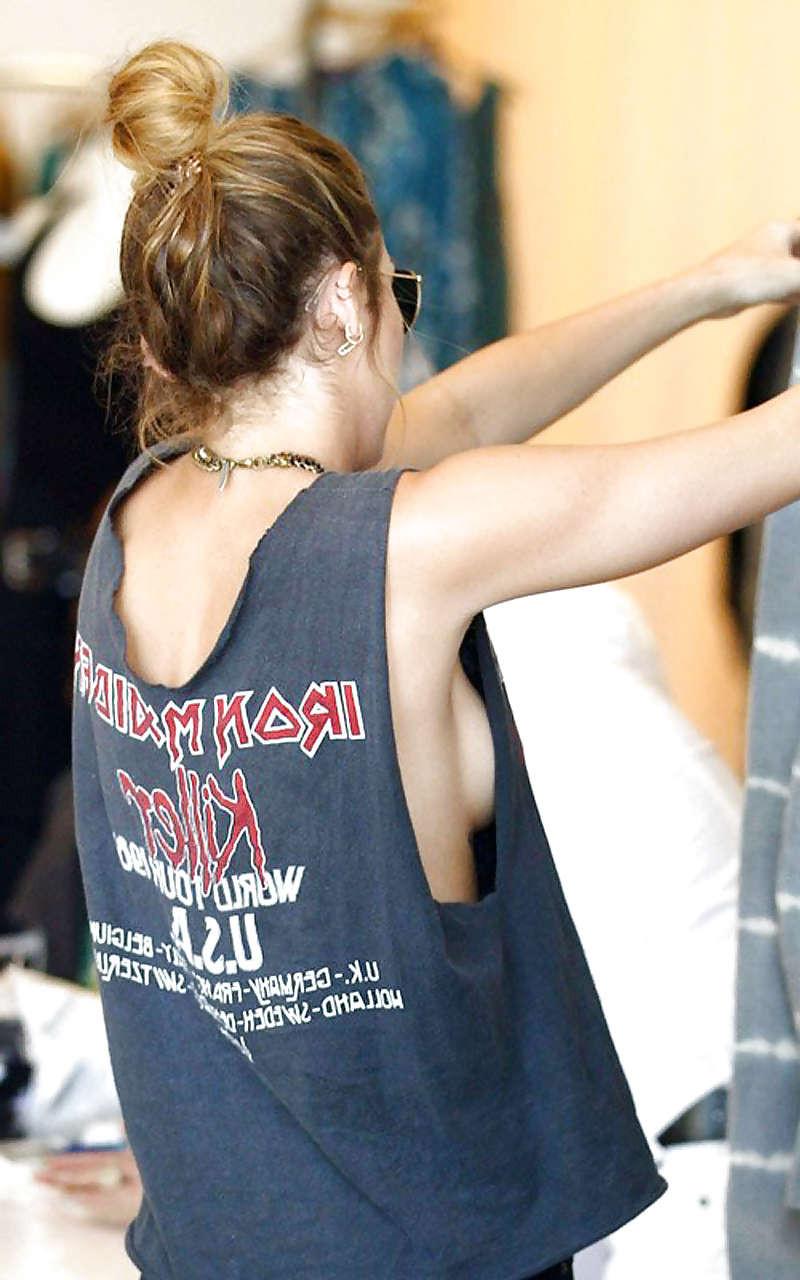 10P Miley Cyrus flash pussy and side boob paparazzi pictures