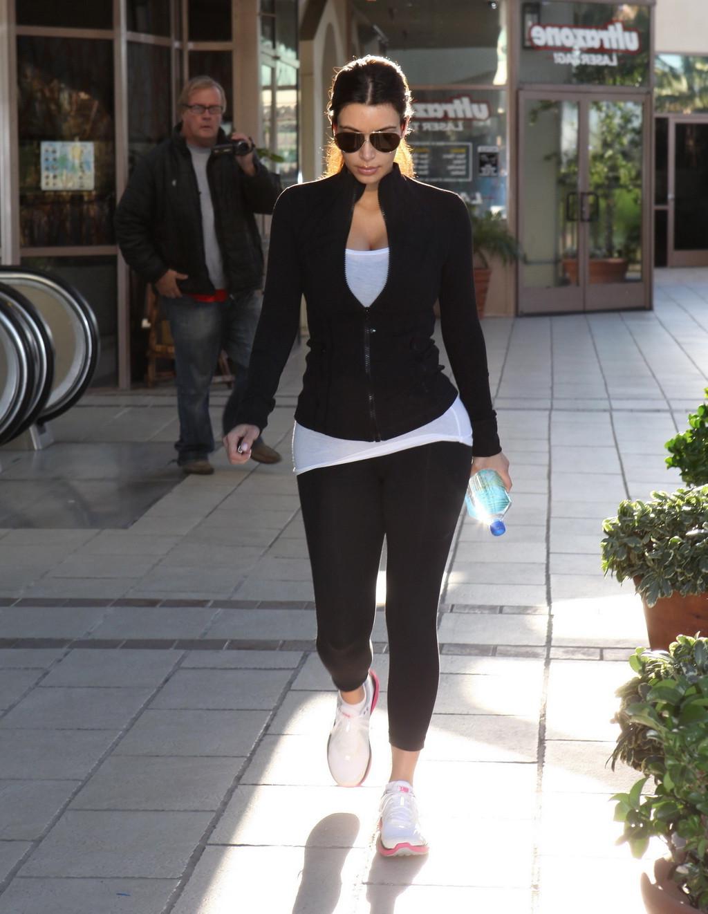 16P Kim Kardashian booty and busty in tights leaving fitness salon inToluca Lake