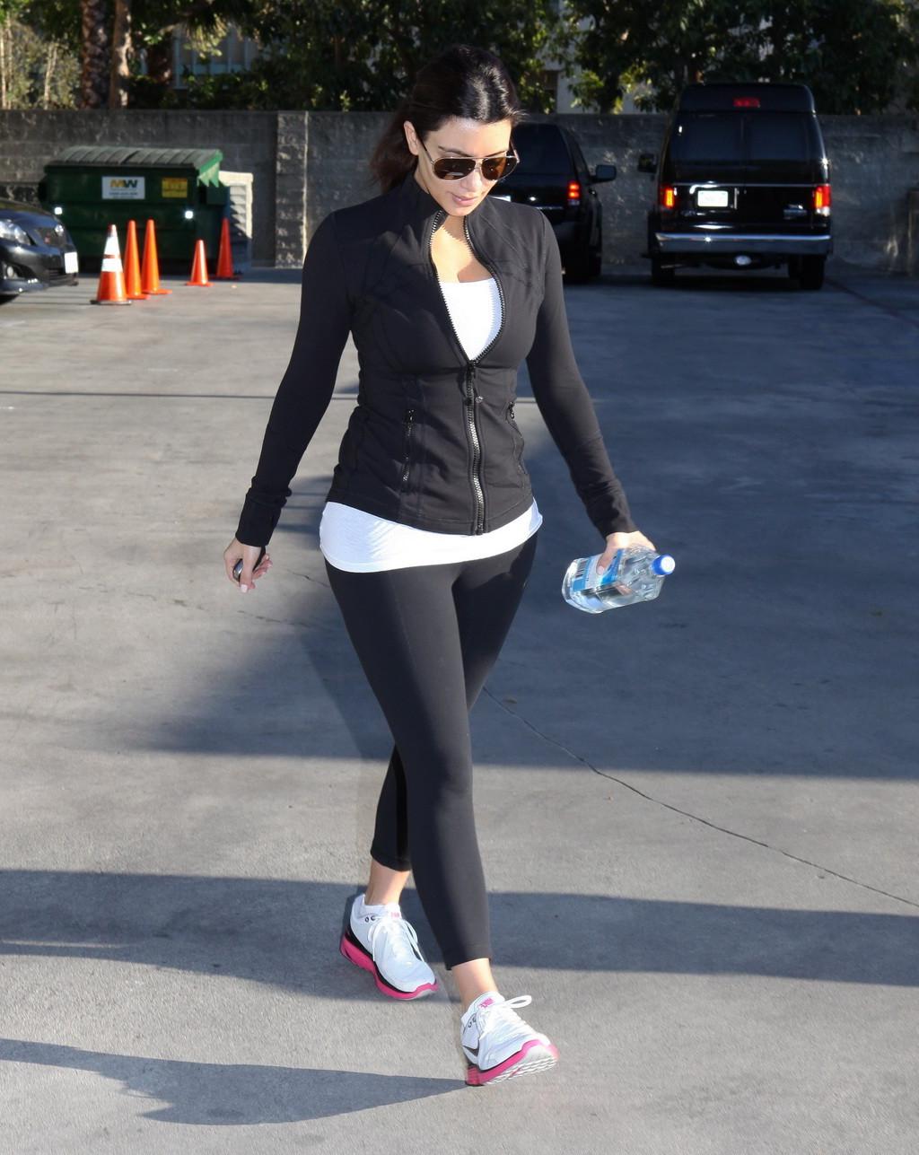 16P Kim Kardashian booty and busty in tights leaving fitness salon inToluca Lake