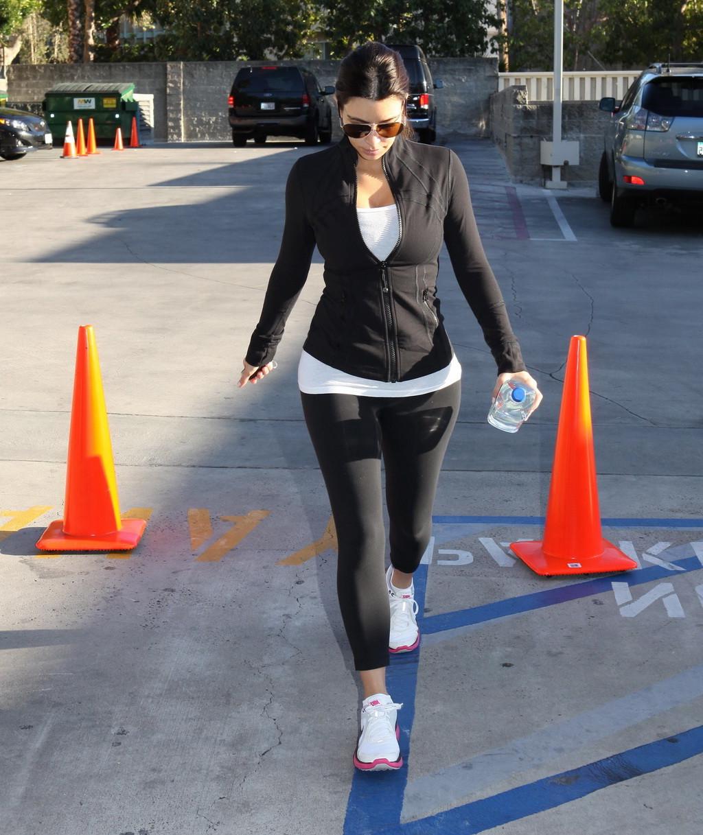 16P Kim Kardashian booty and busty in tights leaving fitness salon inToluca Lake