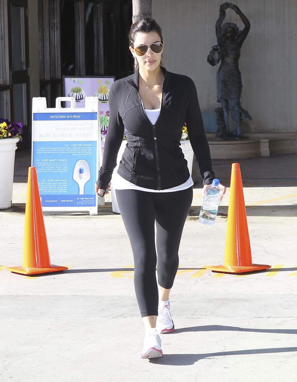 16P Kim Kardashian booty and busty in tights leaving fitness salon inToluca Lake