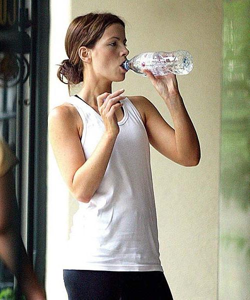 16P Kate Beckinsale exposing sexy body and hot ass while working out