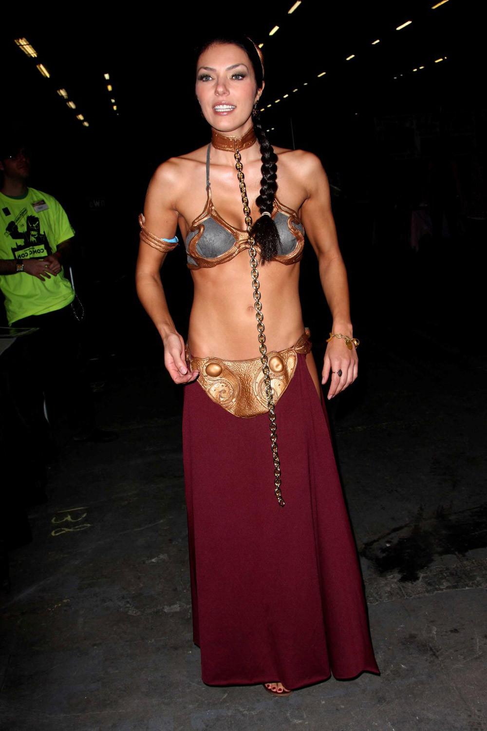 16P Adrianne Curry wild bare ass from twitter