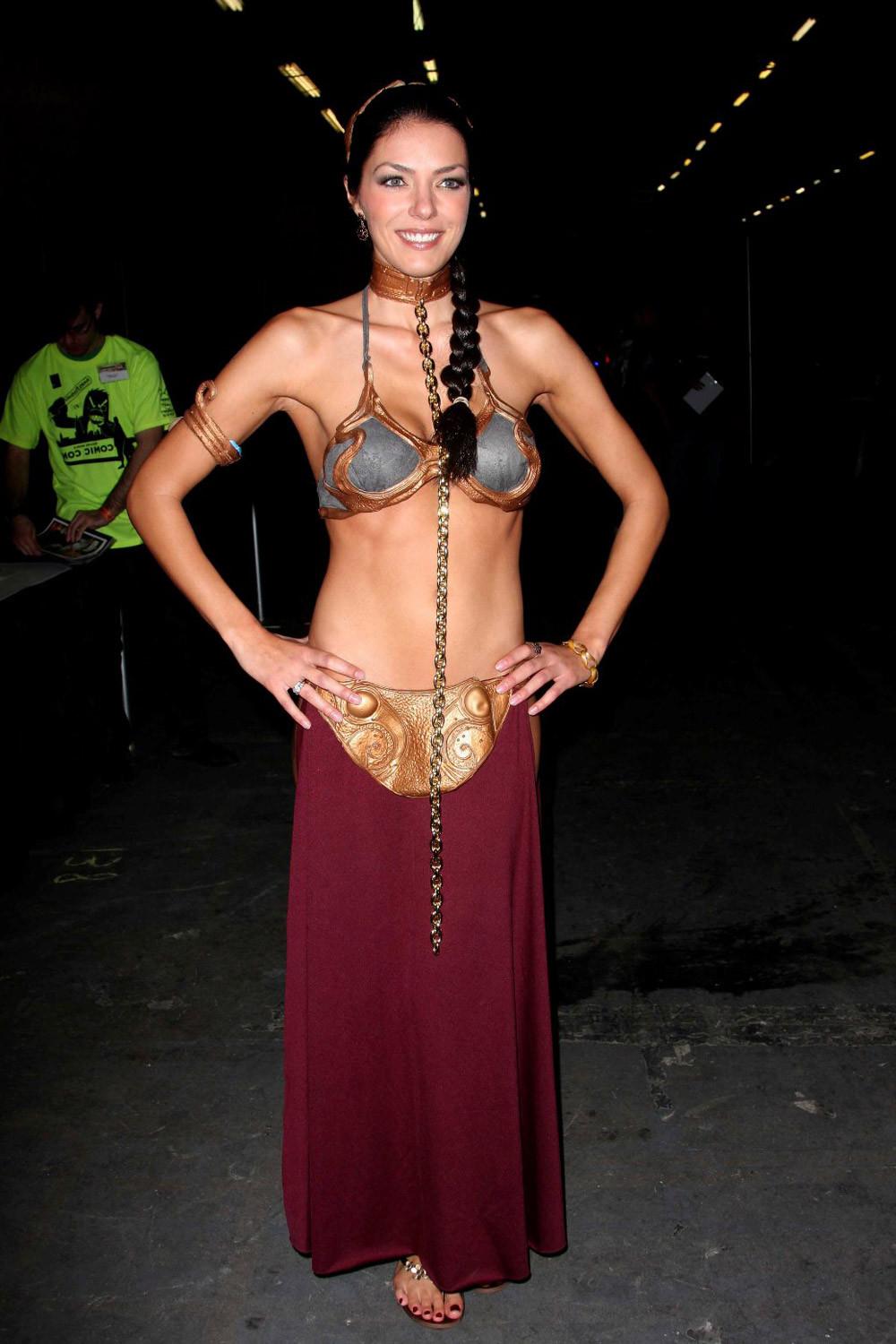 16P Adrianne Curry wild bare ass from twitter