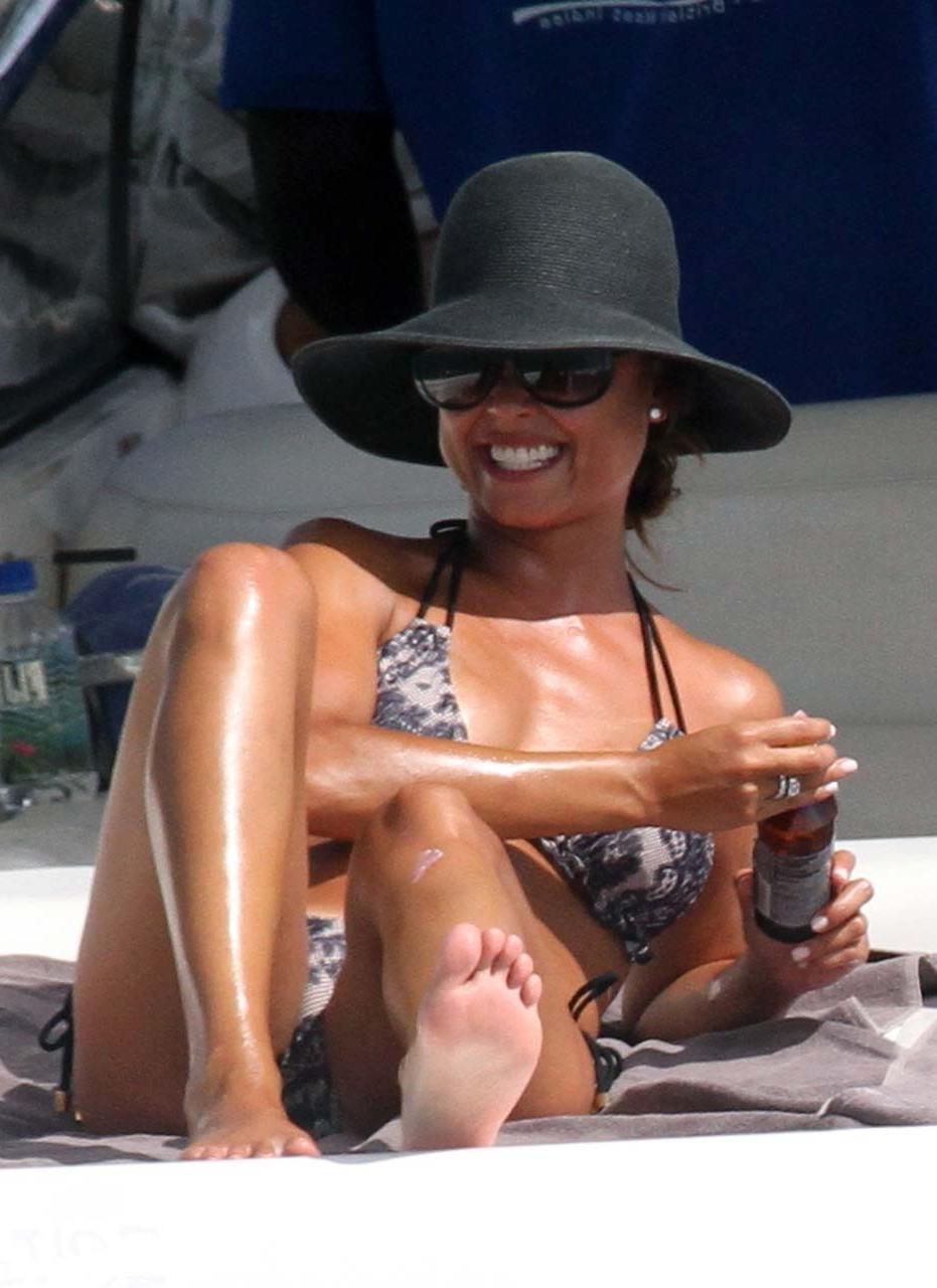 16P Vanessa Minnillo exposing sexy body and hot ass in bikini on yacht