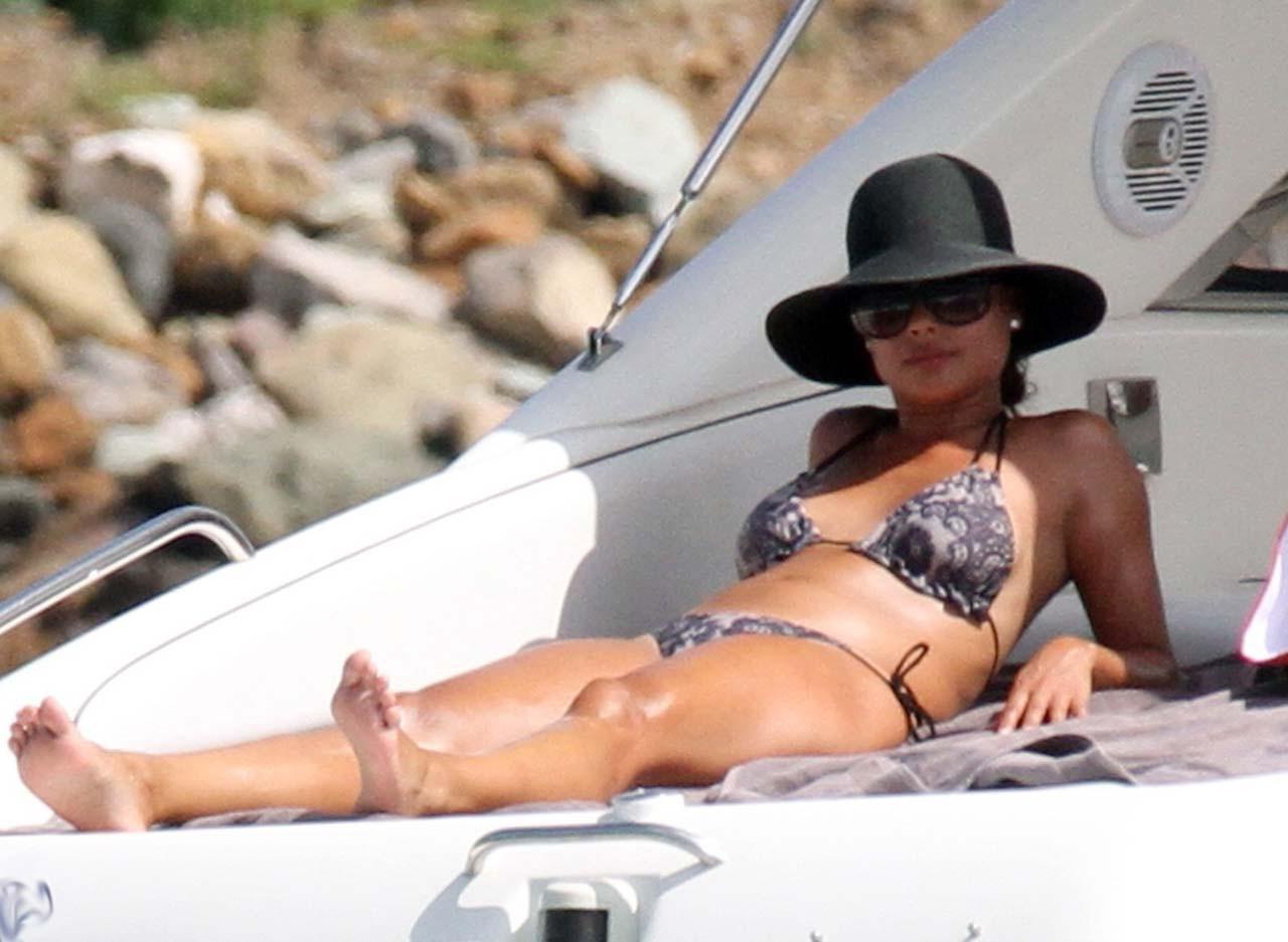 16P Vanessa Minnillo exposing sexy body and hot ass in bikini on yacht