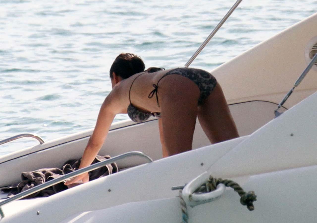 16P Vanessa Minnillo exposing sexy body and hot ass in bikini on yacht