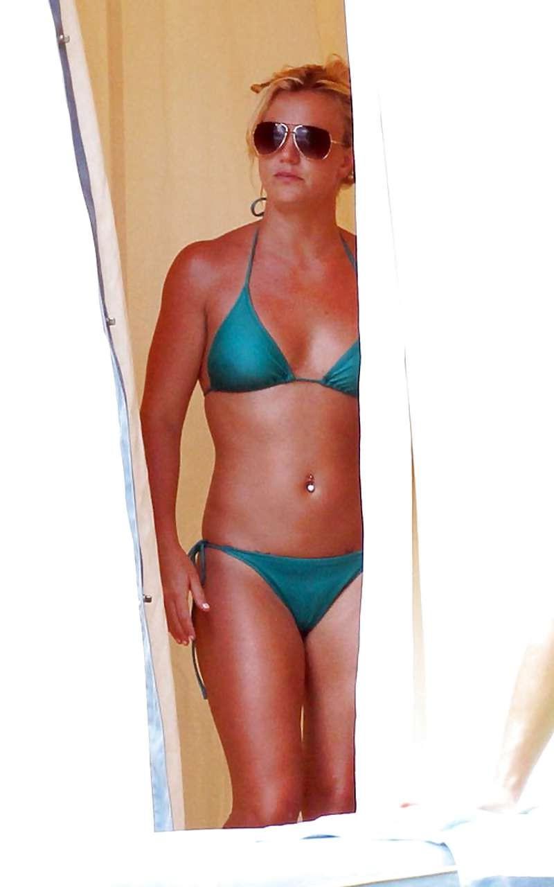 16P Britney Spears showing her sweet ass in pants and fishnets on stage photos taken
