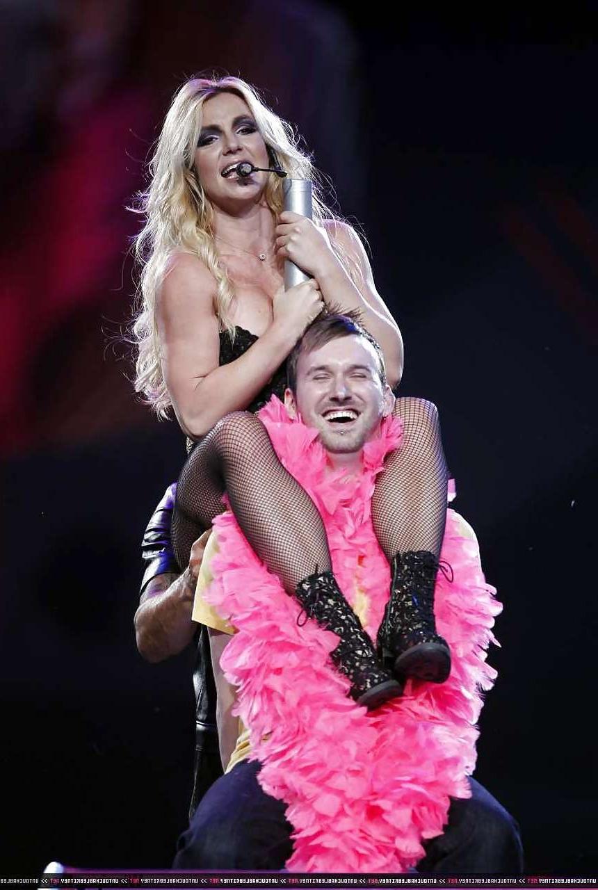 16P Britney Spears showing her sweet ass in pants and fishnets on stage photos taken