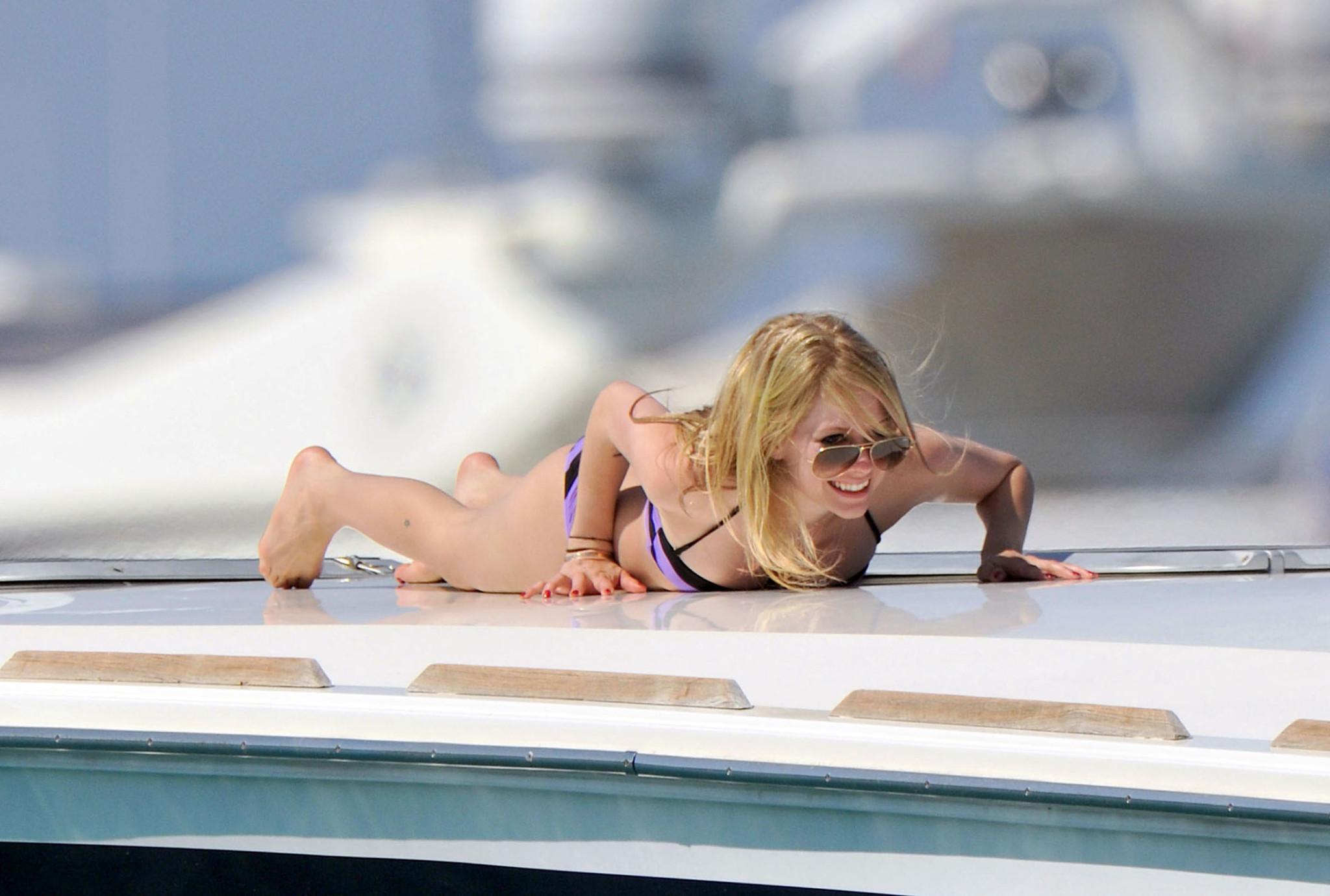 4P Avril Lavigne showing off her bikini body on a yacht in Saint Tropez