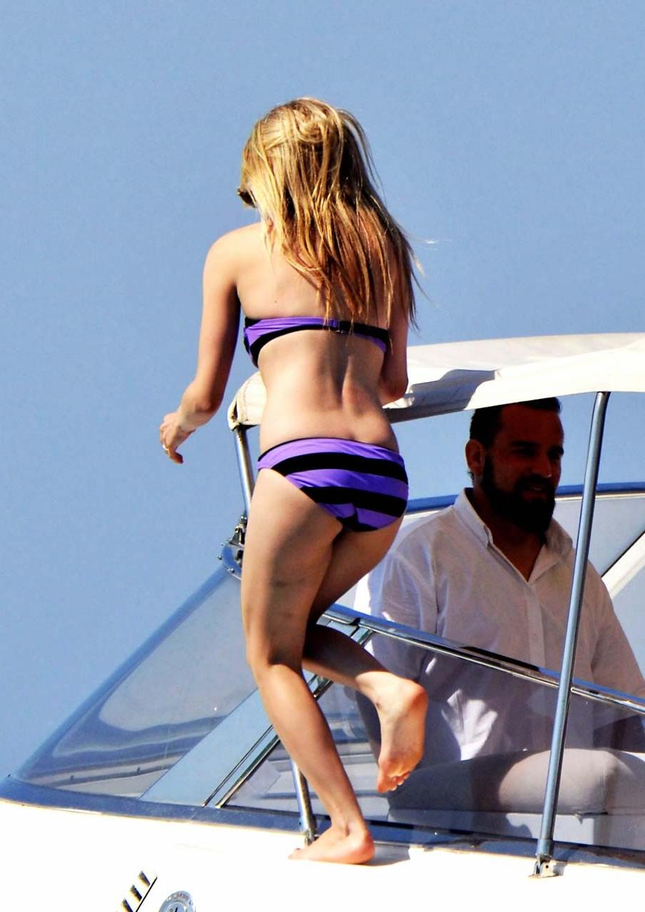 12P Avril Lavigne enjoying on yacht and exposing fucking sexy bikini body