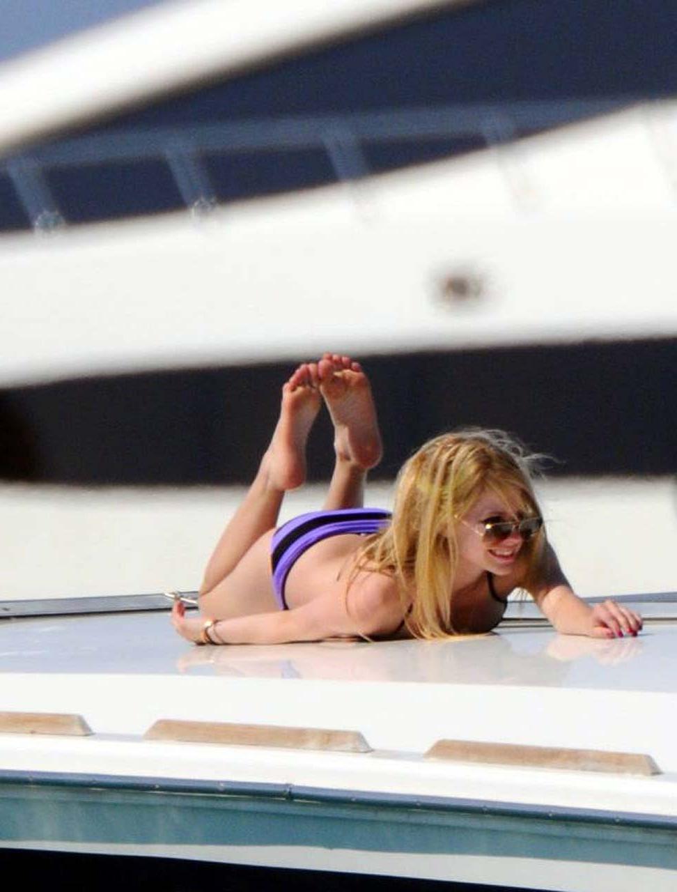 12P Avril Lavigne enjoying on yacht and exposing fucking sexy bikini body