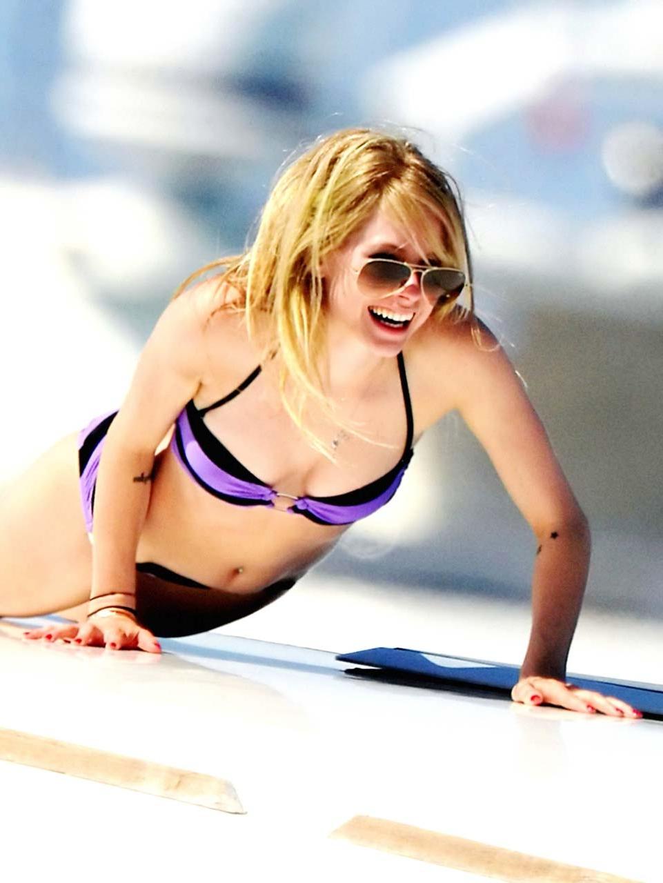 12P Avril Lavigne enjoying on yacht and exposing fucking sexy bikini body