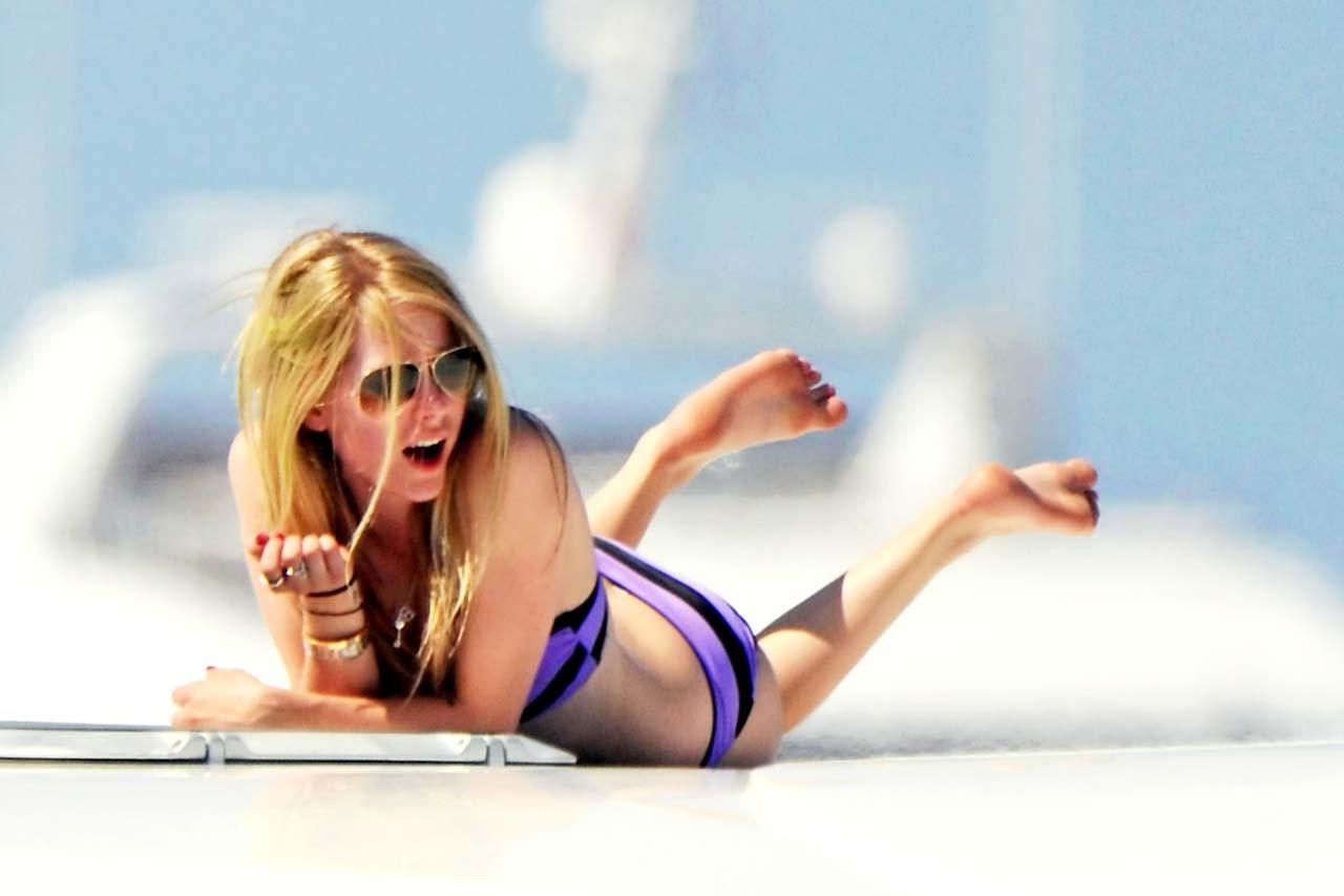 12P Avril Lavigne enjoying on yacht and exposing fucking sexy bikini body