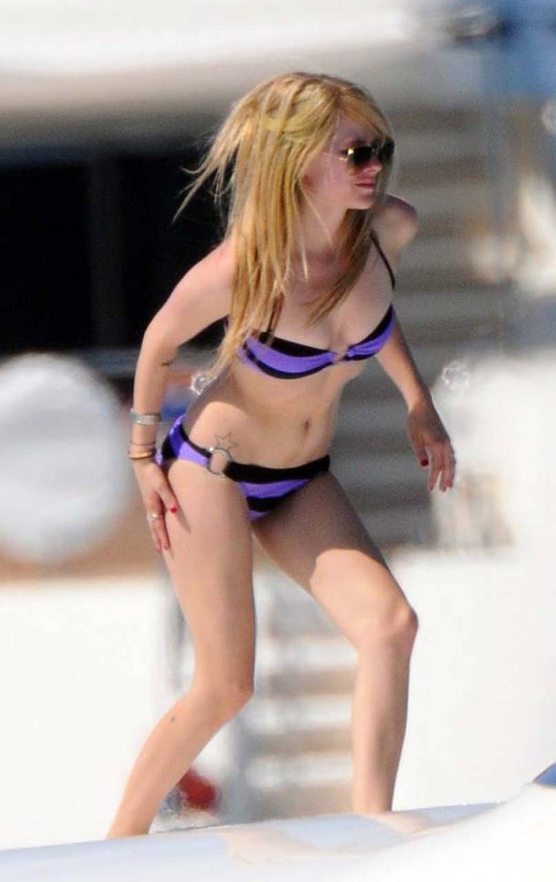 12P Avril Lavigne enjoying on yacht and exposing fucking sexy bikini body