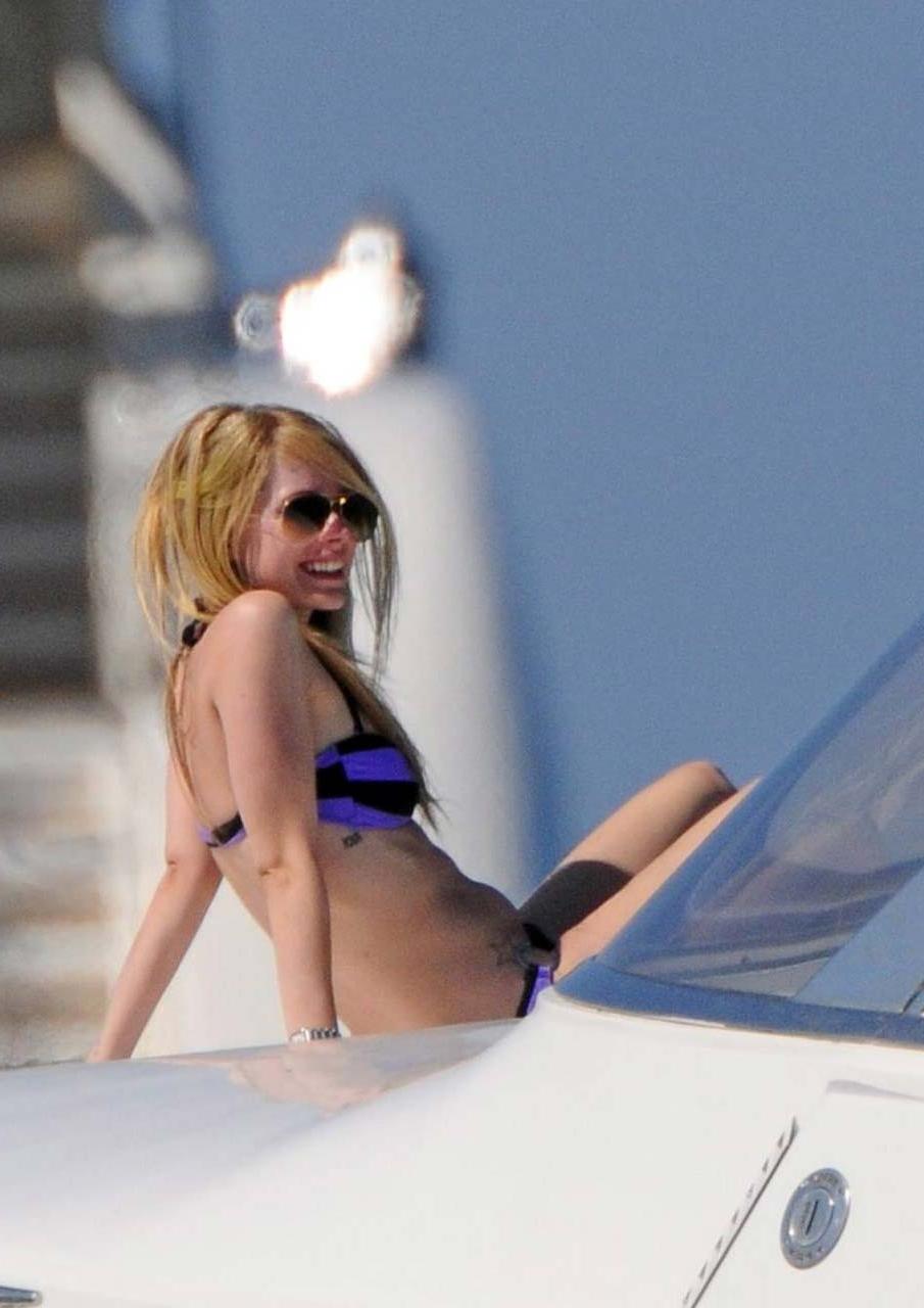 12P Avril Lavigne enjoying on yacht and exposing fucking sexy bikini body