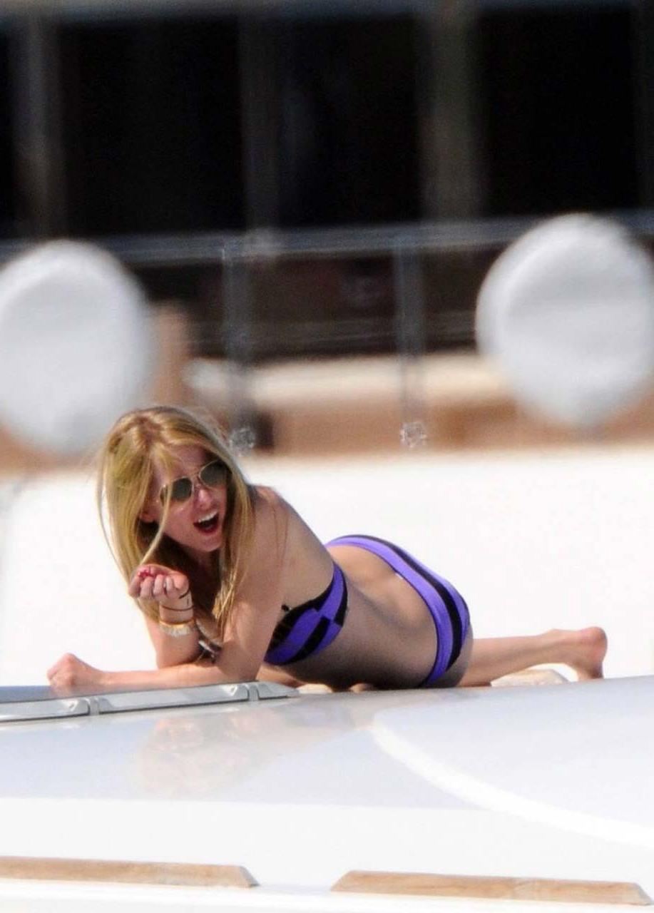 12P Avril Lavigne enjoying on yacht and exposing fucking sexy bikini body