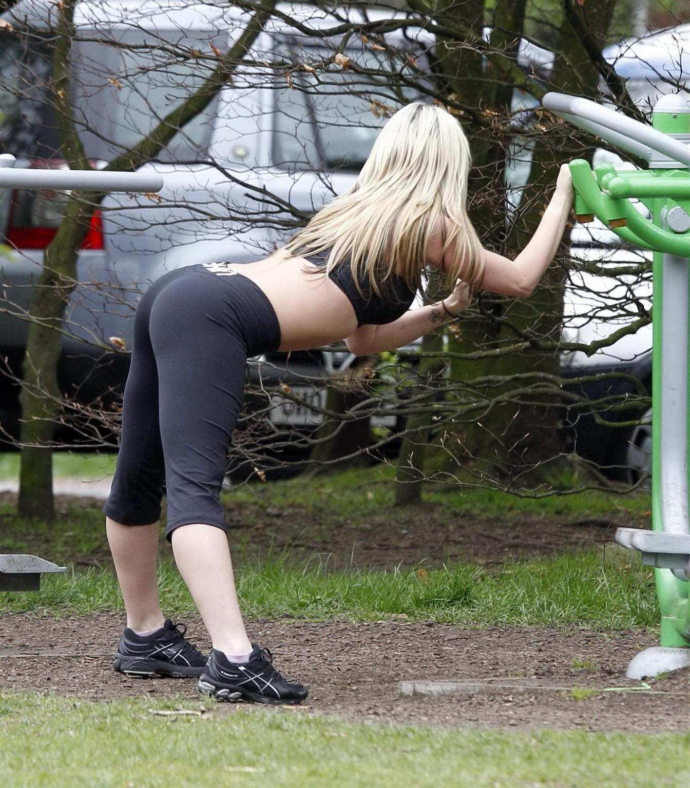 16P Jennifer Ellison shows off her ass in tight sweatpants while working out in Live