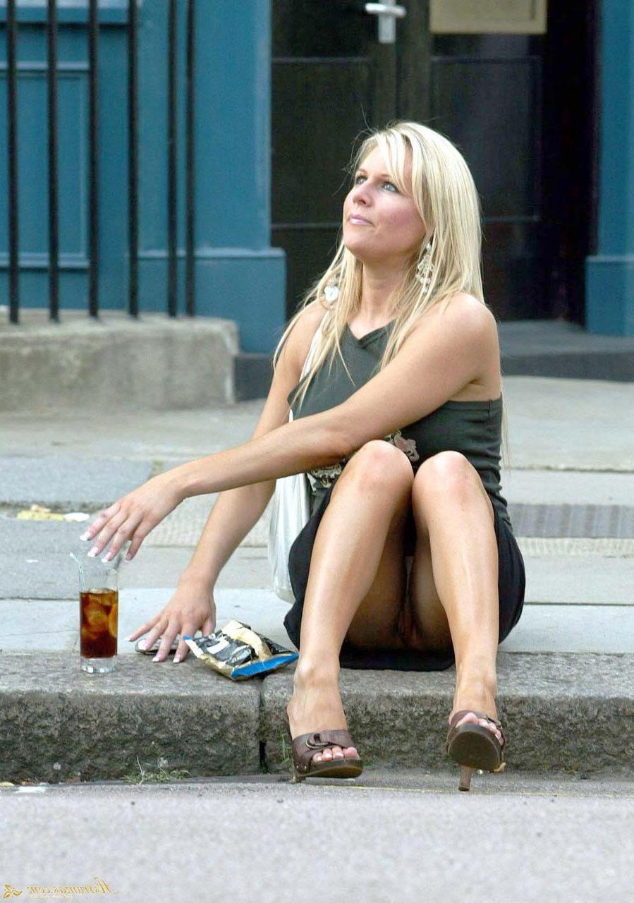 10P Abi Titmuss showing her nice ass in pants and exposing her pussy upskirt paparaz