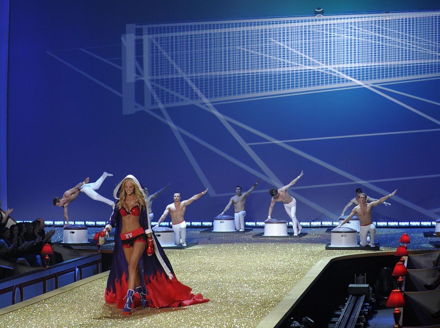 16P Erin Heatherton in sexy lingerie at Victoria's Secret fashion show in NY