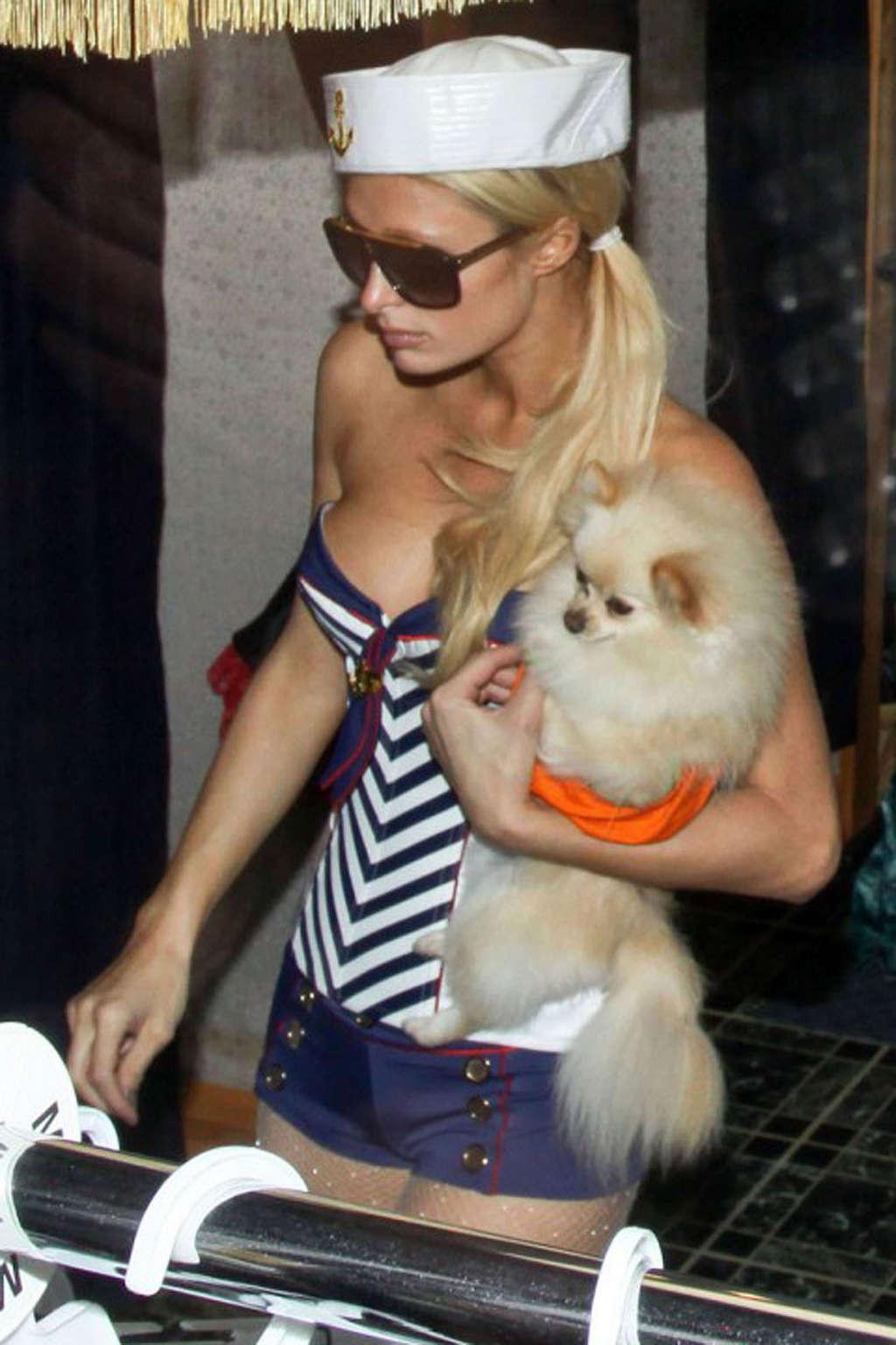 16P Paris Hilton exposing fucking sexy body and hot ass in short pants
