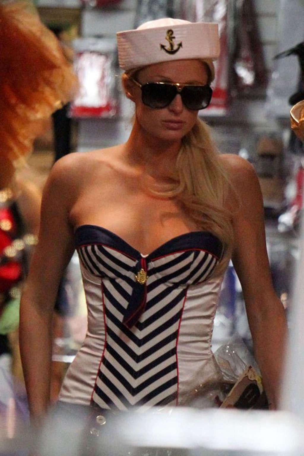 16P Paris Hilton exposing fucking sexy body and hot ass in short pants
