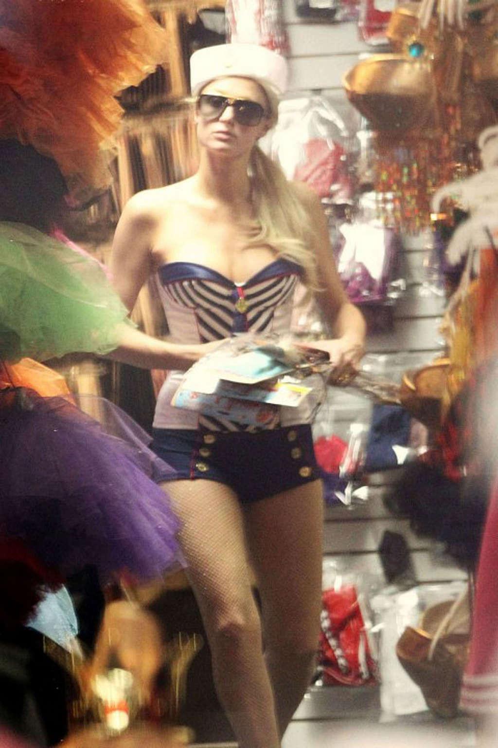 16P Paris Hilton exposing fucking sexy body and hot ass in short pants