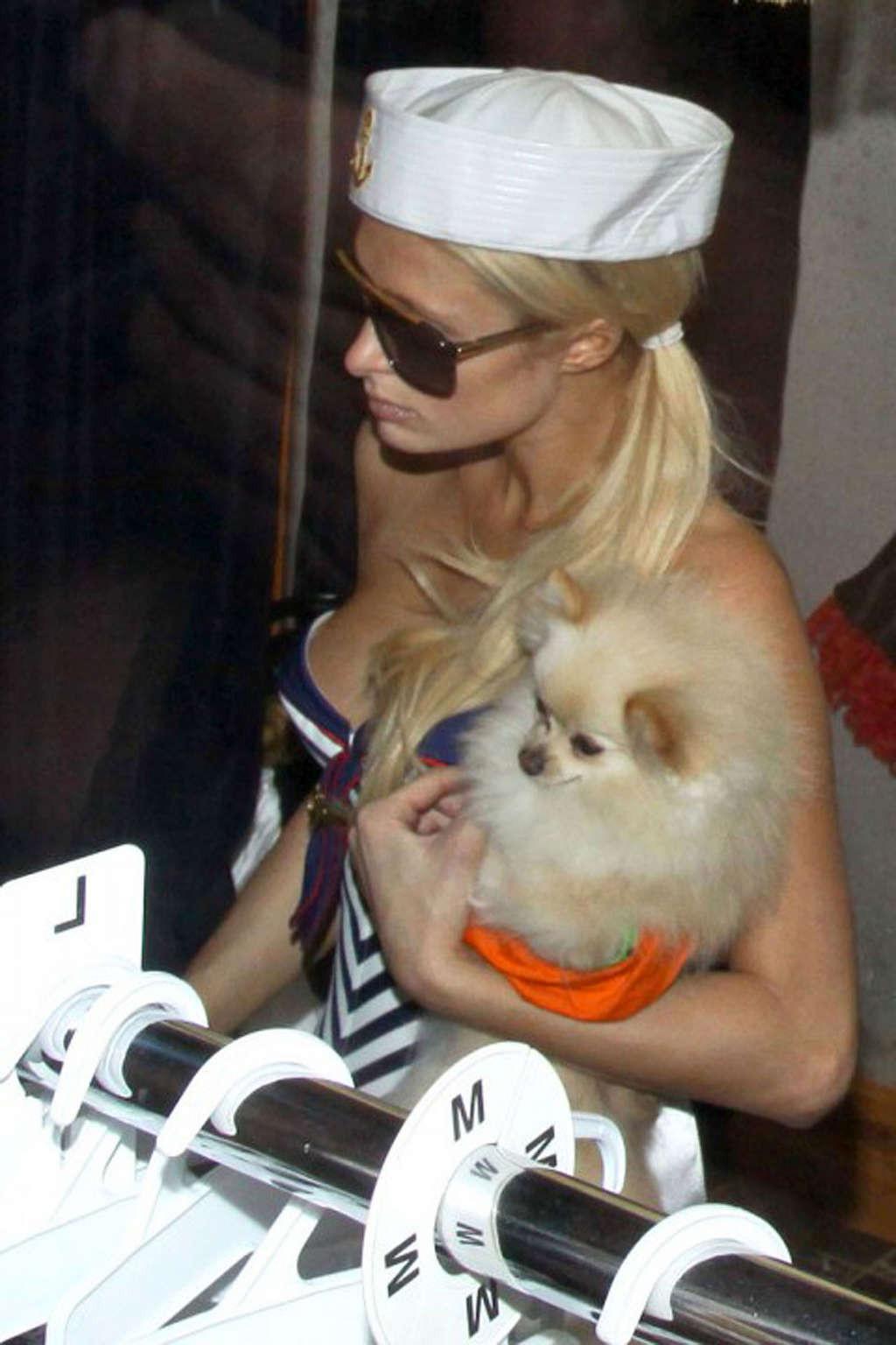 16P Paris Hilton exposing fucking sexy body and hot ass in short pants