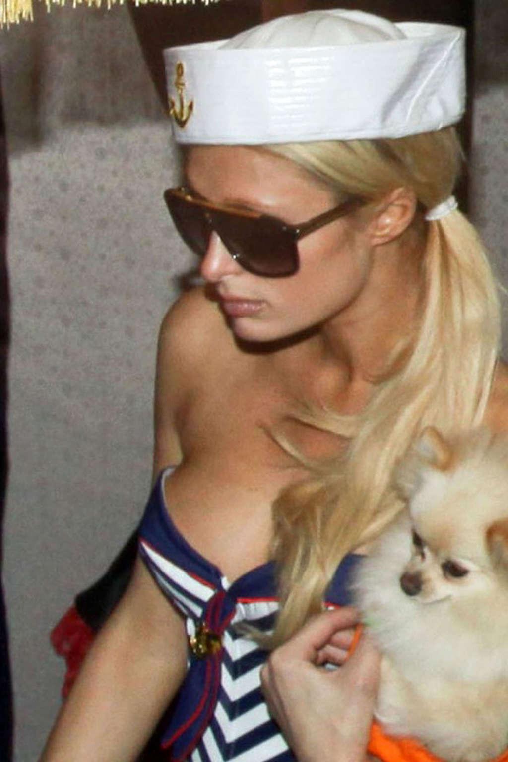 16P Paris Hilton exposing fucking sexy body and hot ass in short pants