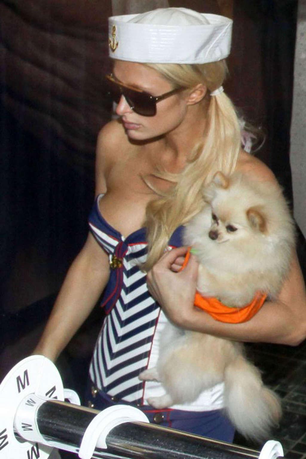 16P Paris Hilton exposing fucking sexy body and hot ass in short pants