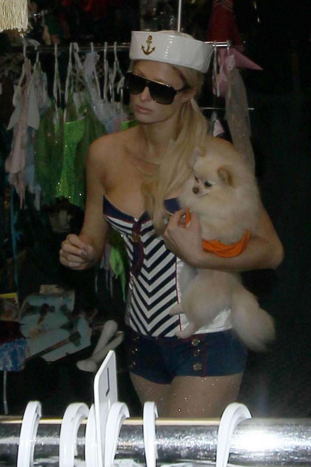 16P Paris Hilton exposing fucking sexy body and hot ass in short pants