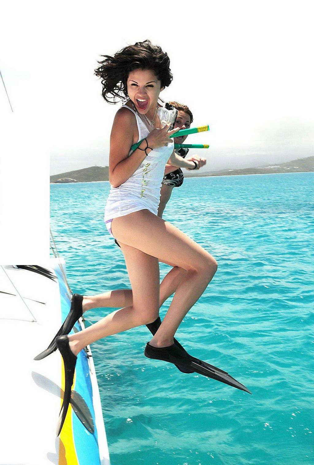 16P Selena Gomez showing sexy body and hot ass in bikini on yacht