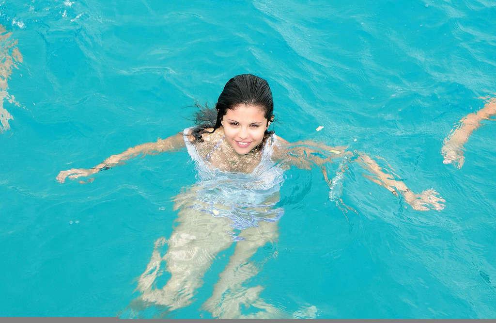 16P Selena Gomez showing sexy body and hot ass in bikini on yacht