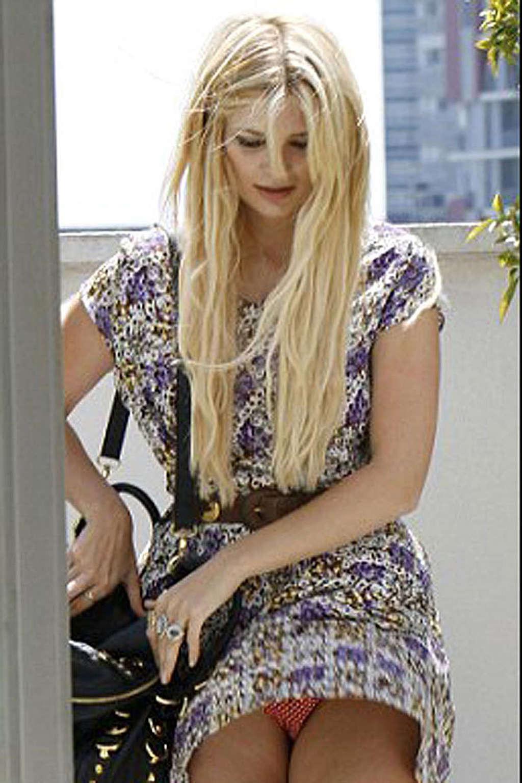16P Mischa Barton flash panties upskirt and nipple slip paparazzi shoots