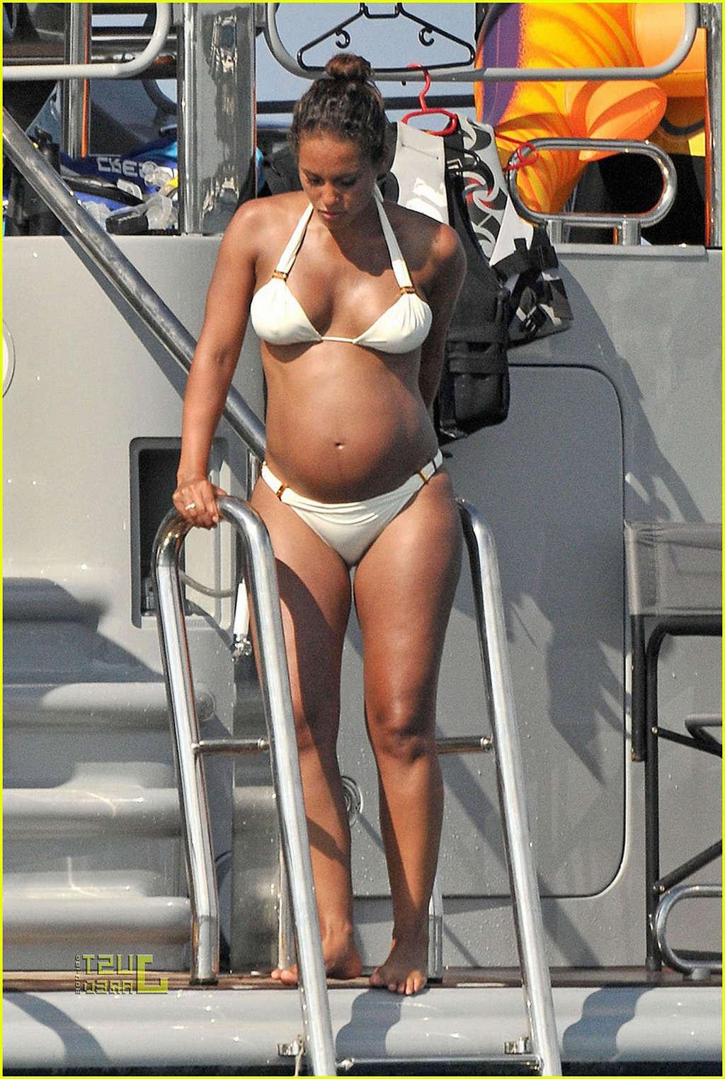 16P Alicia Keys looking very hot and sexy in bikini on a yacht