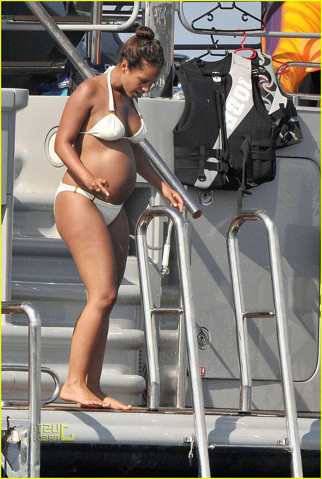 16P Alicia Keys looking very hot and sexy in bikini on a yacht