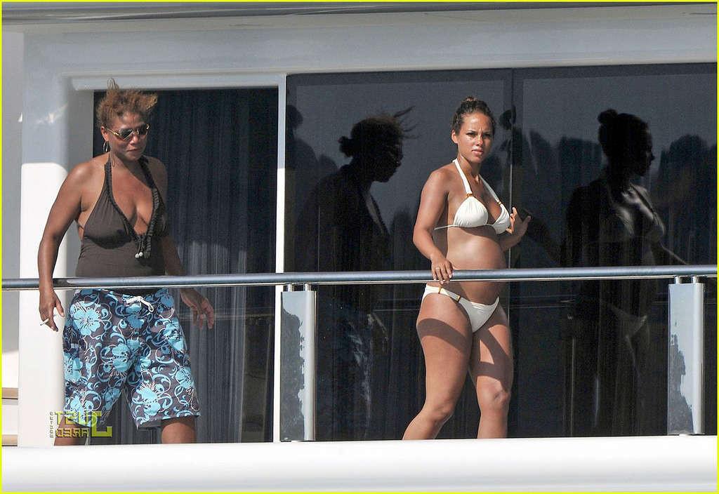 16P Alicia Keys looking very hot and sexy in bikini on a yacht