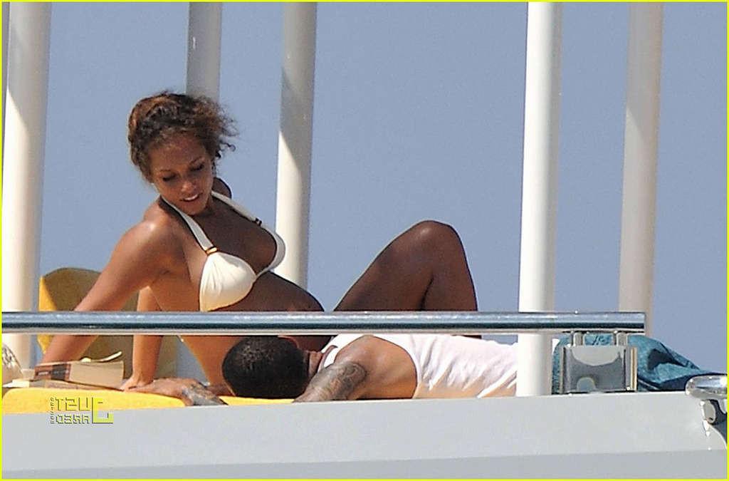 16P Alicia Keys looking very hot and sexy in bikini on a yacht