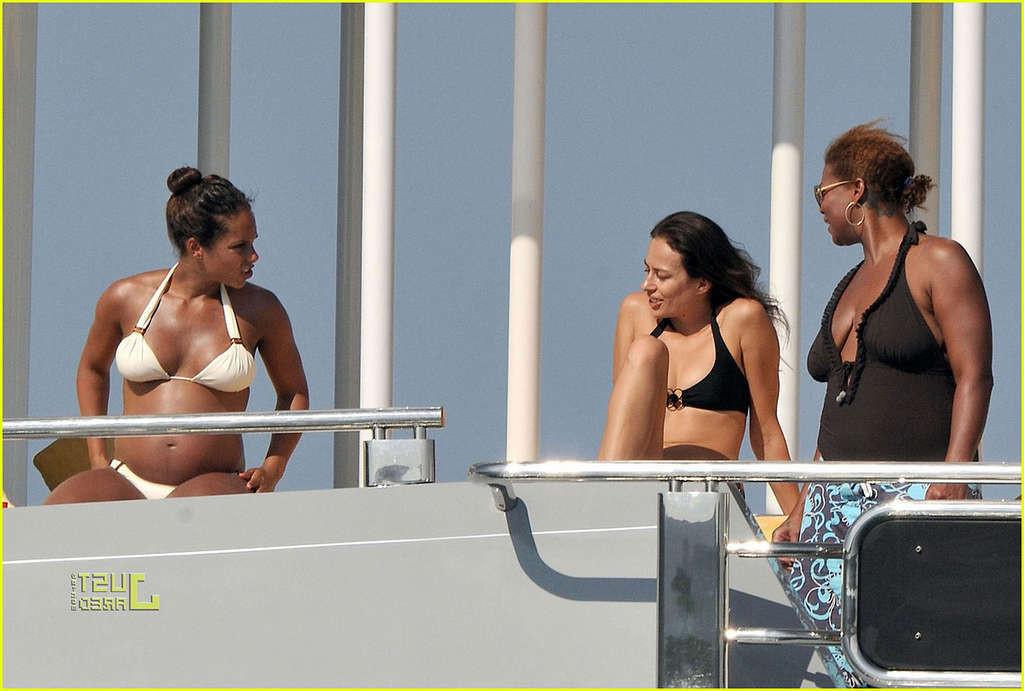 16P Alicia Keys looking very hot and sexy in bikini on a yacht