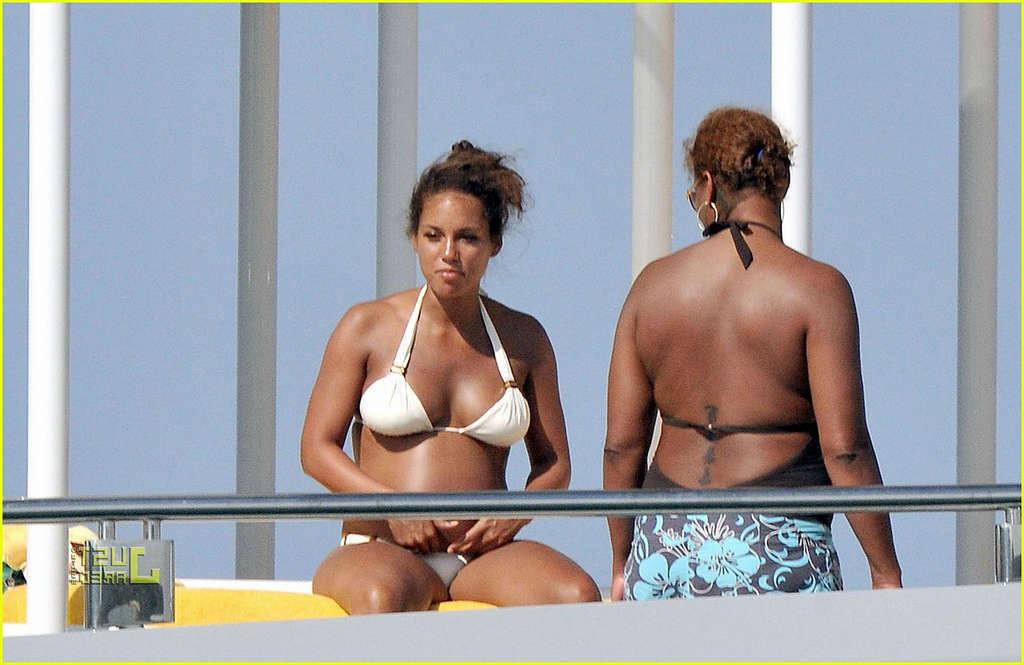 16P Alicia Keys looking very hot and sexy in bikini on a yacht